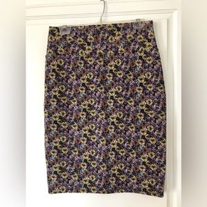 Lula Roe pencil skirt like new worn a couple of times. Very comfortable.